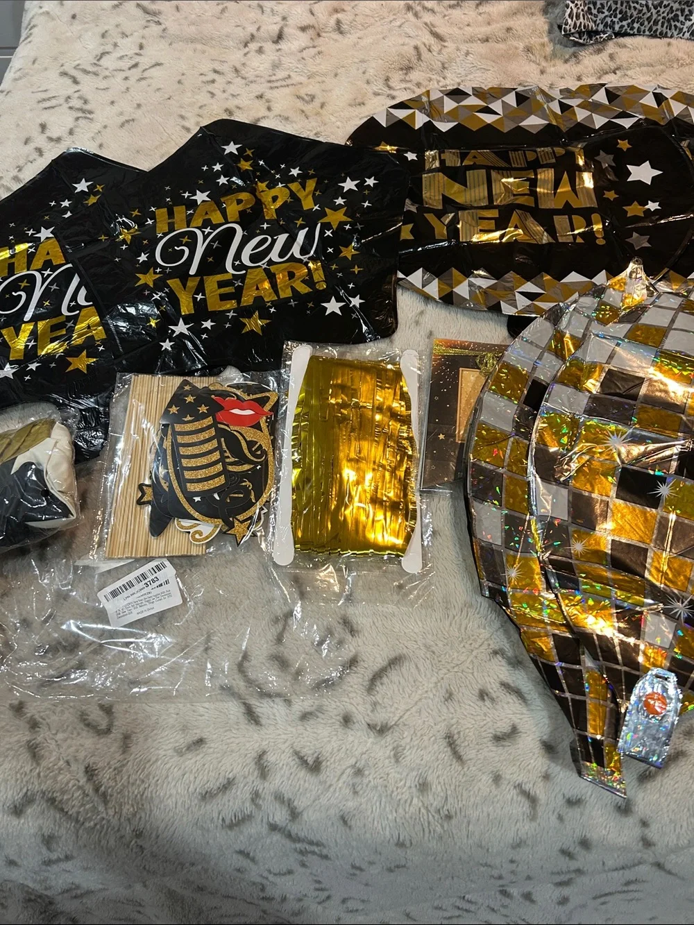 Happy New Year Party Decorations Kit - Black & Gold